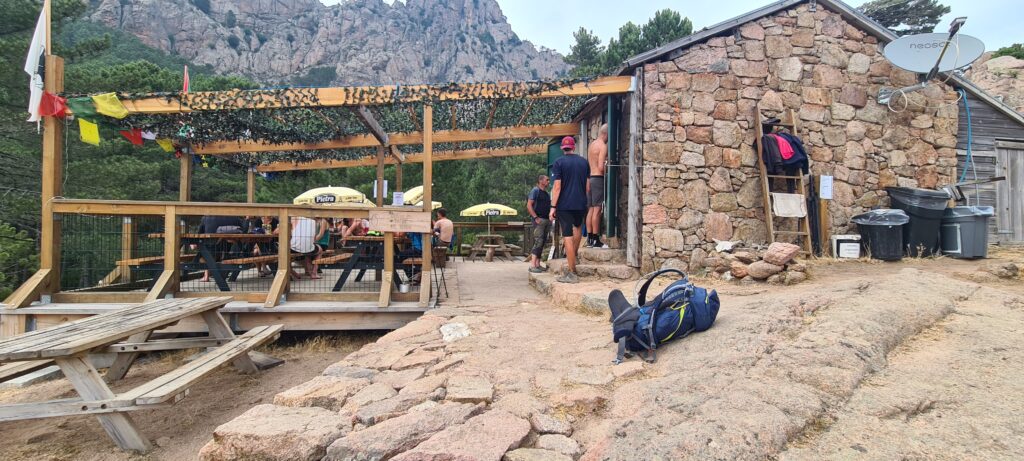 1er refuge de  Paliri ou nous sommes arrivés pas suffisamment tôt pour avoir les meilleures places. 